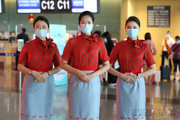 pg电子网哈尔滨机场地服员工换新装展新姿