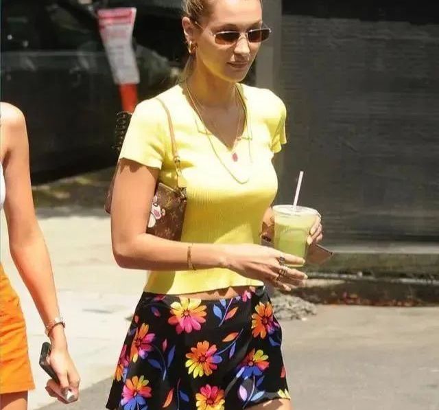 pg电子游戏官方网站吸睛神器！POLO针织条纹短衫显瘦藏肉高