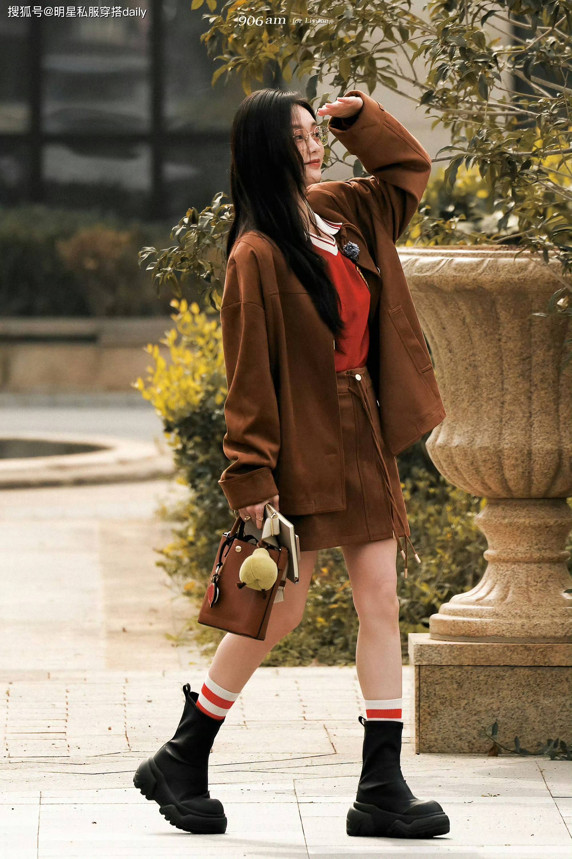 pg电子游戏官方网站被李一桐“红棕配色”美到啦！棕色夹克搭配