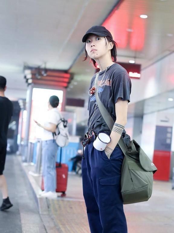 pg电子平台登录入口T恤的百变穿搭思路