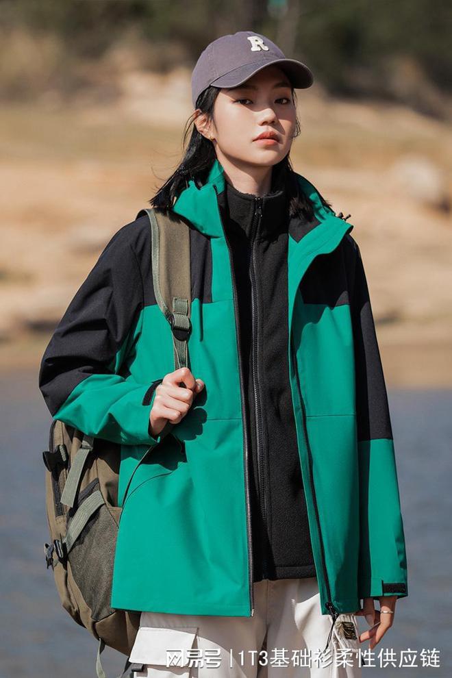 pg电子游戏官方网站秋冬户外必备：如何巧妙穿搭冲锋衣尽享防水