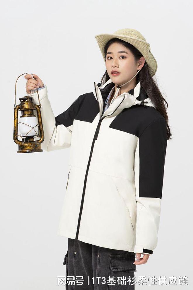 pg电子游戏官方网站御寒之选：防水防风三合一冲锋衣