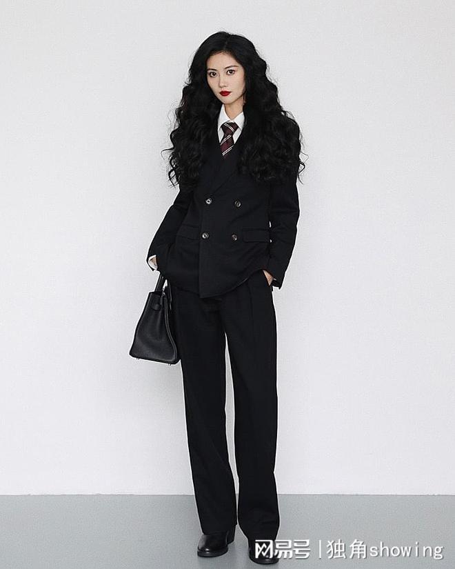 PG电子官方小西服与短裙完美搭配展现职业女性的新气质