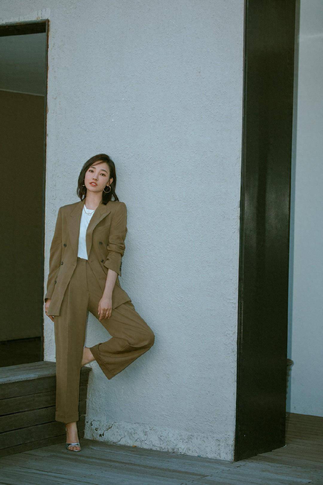 PG平台官方网站白百何是被高人指点？卡其西装配白 T 恤简约